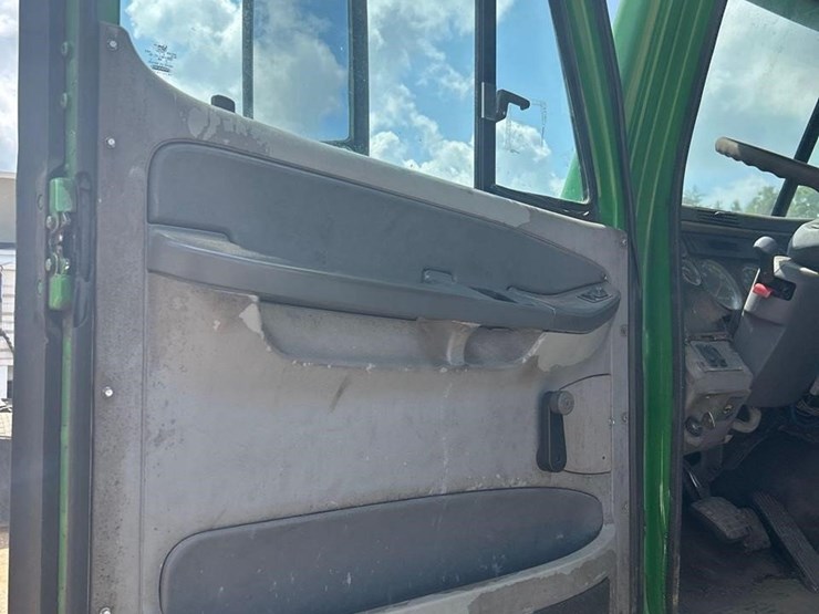2001-freightliner-century-120-image-30