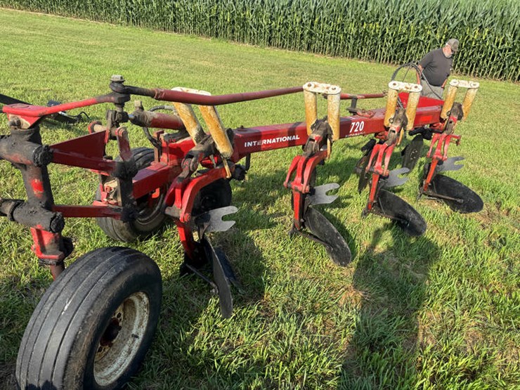 #1425-•-ih-720-4x-auto-reset-plow-image-6