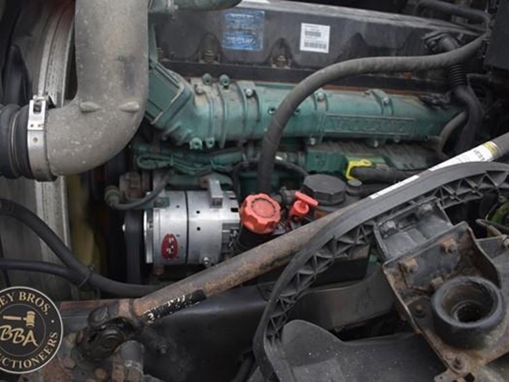 2014-volvo-vnl64t670-image-11