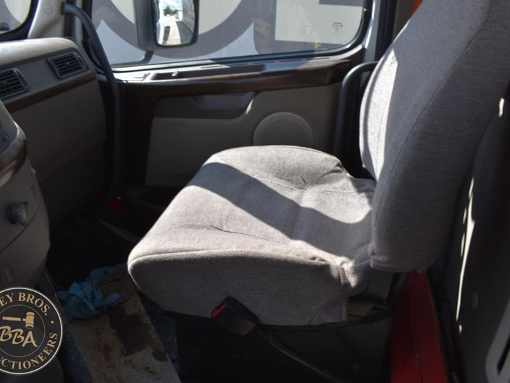 2015-volvo-vnm64t200-image-47