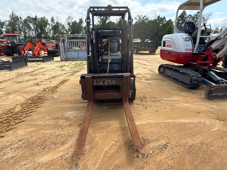 250---toyota-warehouse-forklift-image-8