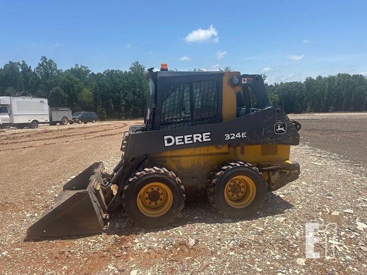 2017-deere-324e-image-2