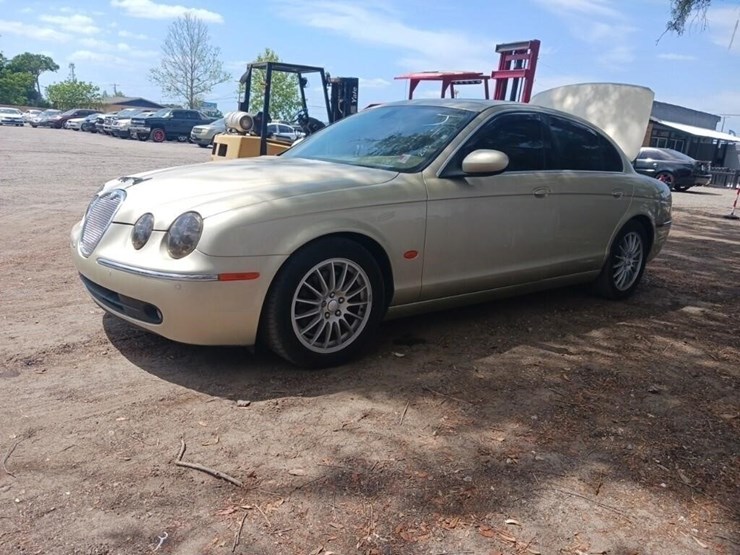 2006-jaguar-s-type-runs/moves-3.0-image-3