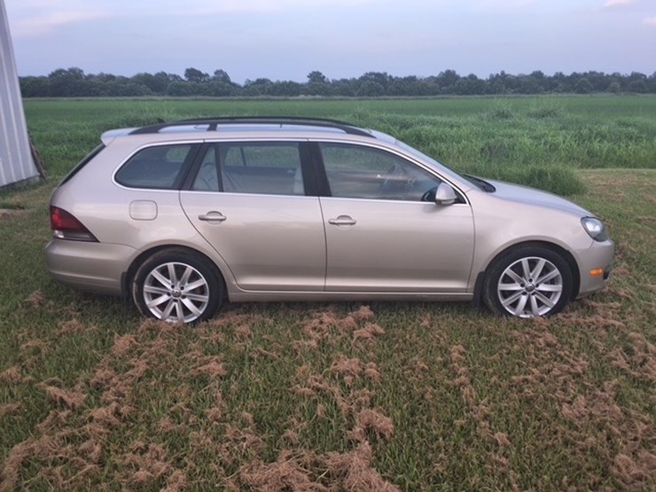 #99999-•-2013-volkswagen-jetta-passenger-car-image-2