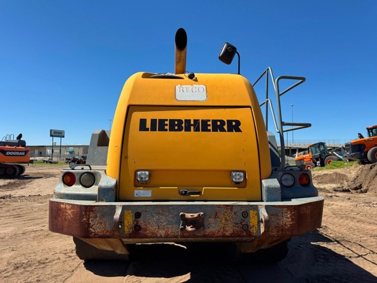 2011-liebherr-l586-image-4