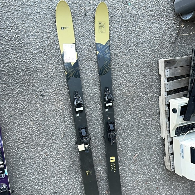 LOT#- - ZERO SERIES ARMADA SKIS