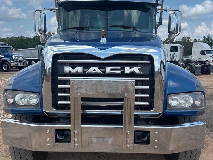 2021-mack-granite-64fr-image-2