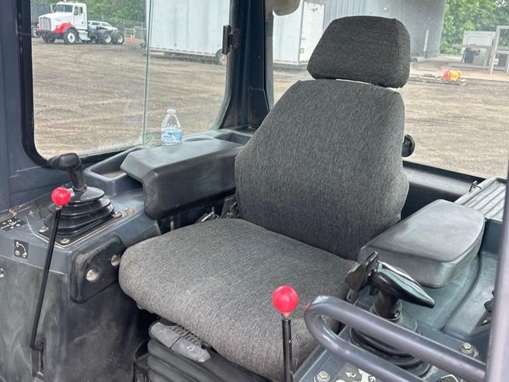 2013-deere-650k-lgp-image-25