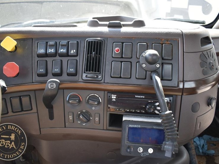 2015-volvo-vnm64t200-image-45