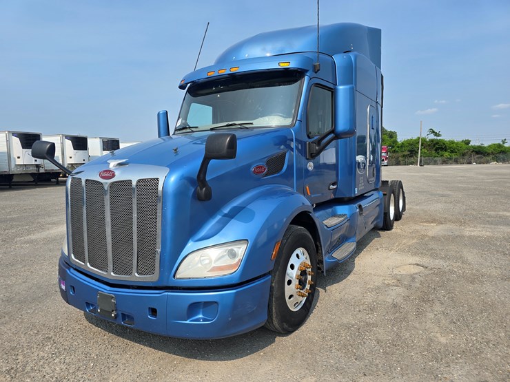 2019-peterbilt-579-image-1
