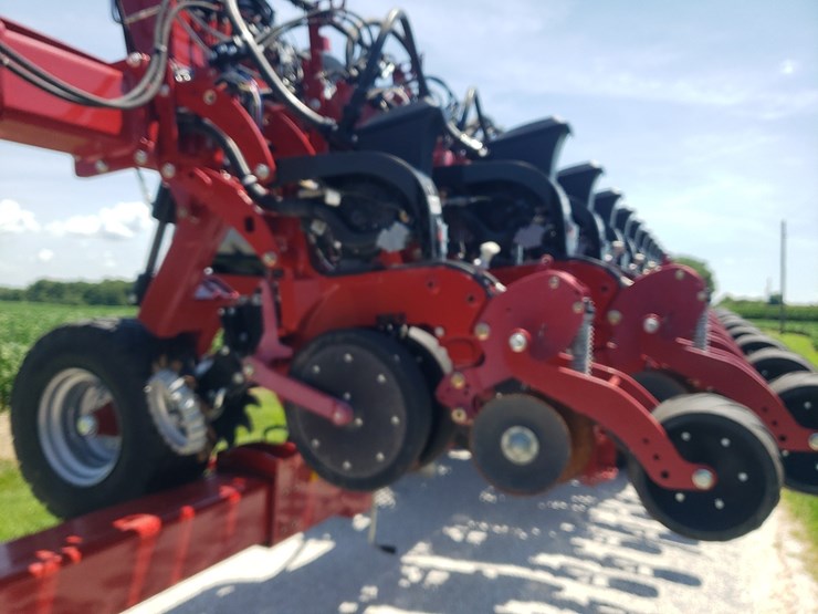 2023-case-2140-12/23-pivot-planter-image-21