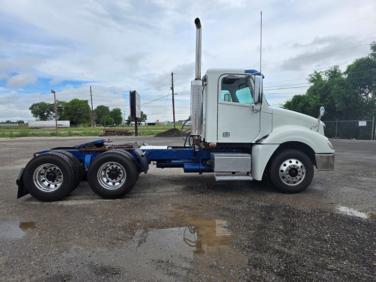 2018-freightliner-columbia-120-image-24