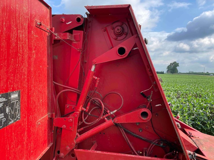 case-8430-round-baler-image-17
