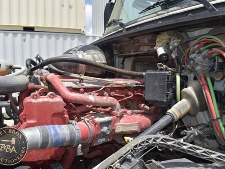 2014-volvo-vnl64t670-image-15