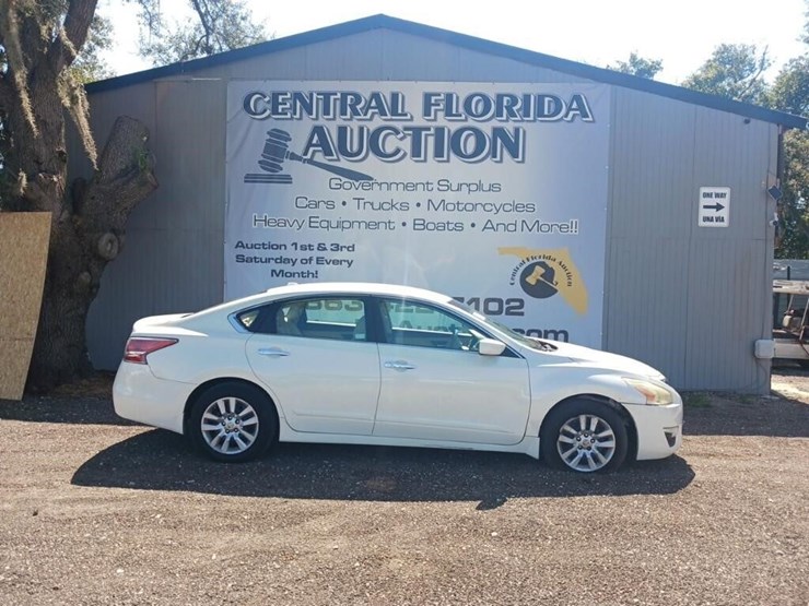 2015-nissan-altima-runs/moves-2.5-image-1