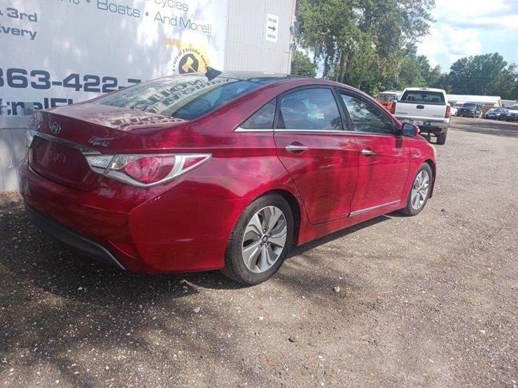 2013-hyundai-sonata-hybrid-base-runs/moves-image-8