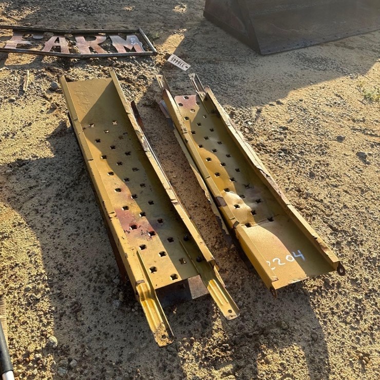2204 - SET OF LAWN MOWER RAMPS