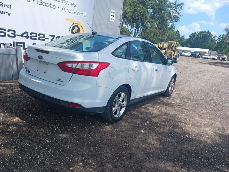 2013-ford-focus-runs/moves-se-image-8
