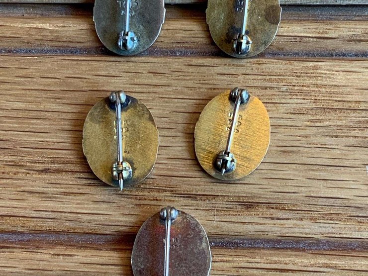 (5)-john-deere-5,-10,-15,-20,-25-year-service-pins-image-5