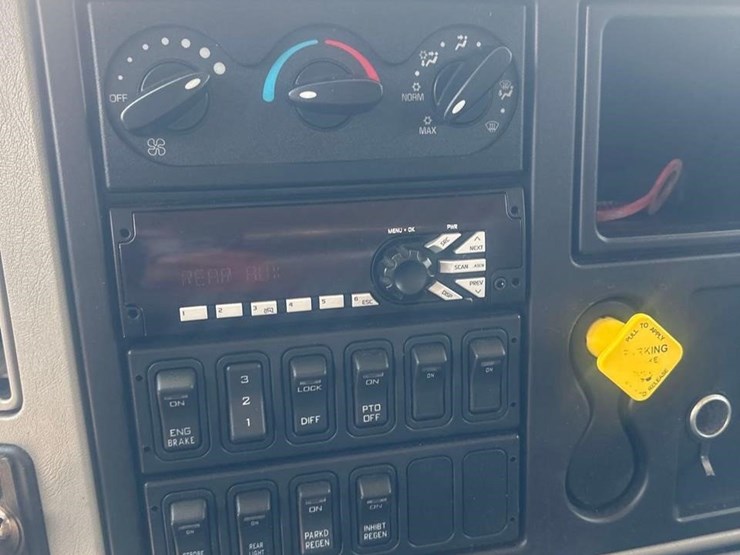 2015-international-durastar-4400-image-28