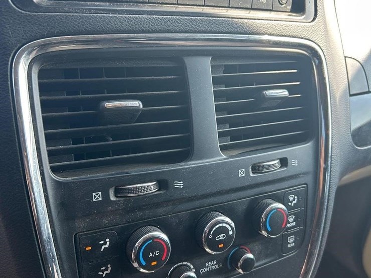 2013-dodge-grand-caravan-image-26