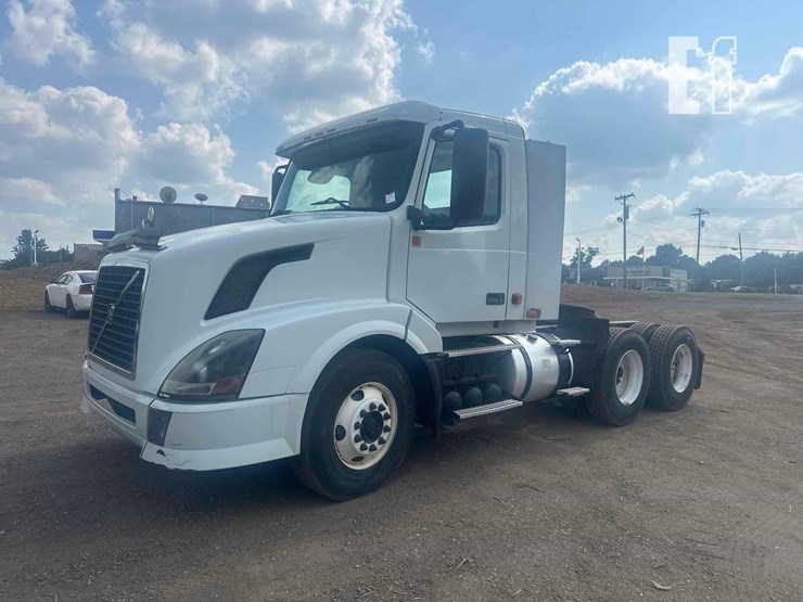 2008-volvo-vnl64t300-image-21