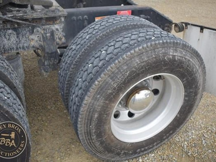 2014-volvo-vnl64t670-image-27