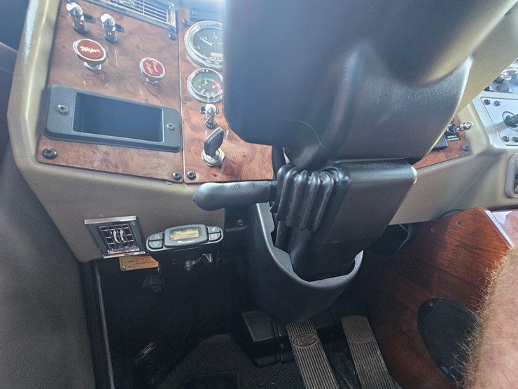 2007-peterbilt-335-image-80