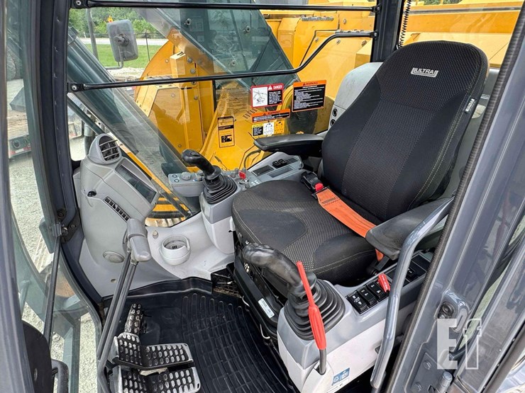 2021-deere-245g-lc-image-17