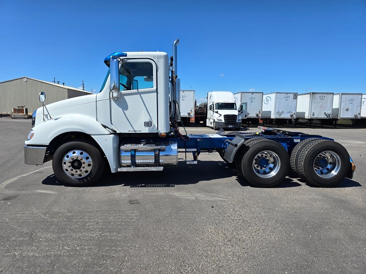 2020-freightliner-columbia-120-image-12