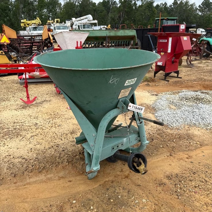 109 - 300 LB FERT SPREADER