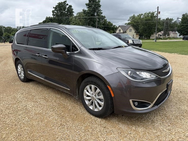 2017-chrysler-pacifica-image-3