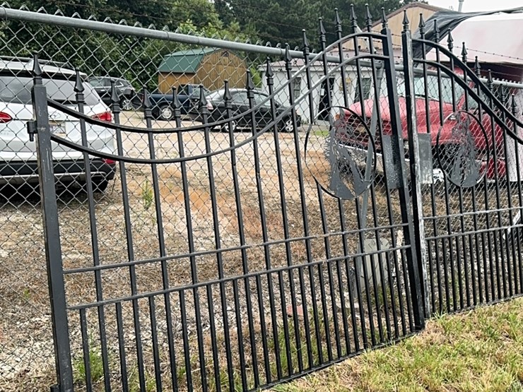 two-8-foot-gates-with-horse-image-2