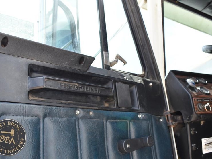 1999-freightliner-fld112-image-57