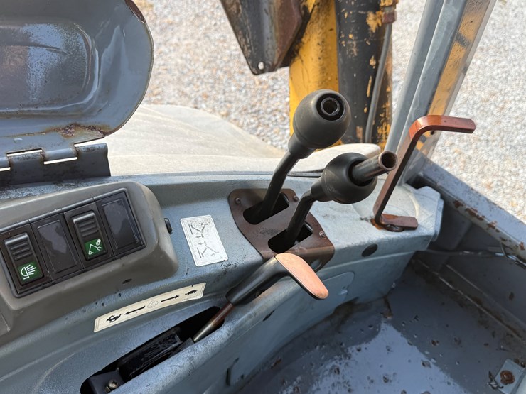 new-holland-555e-image-47