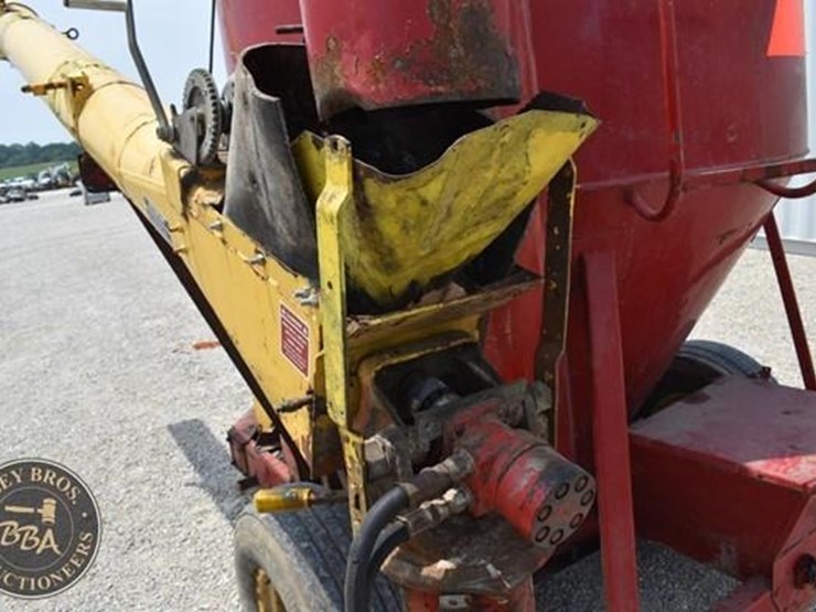 new-holland-353-image-28