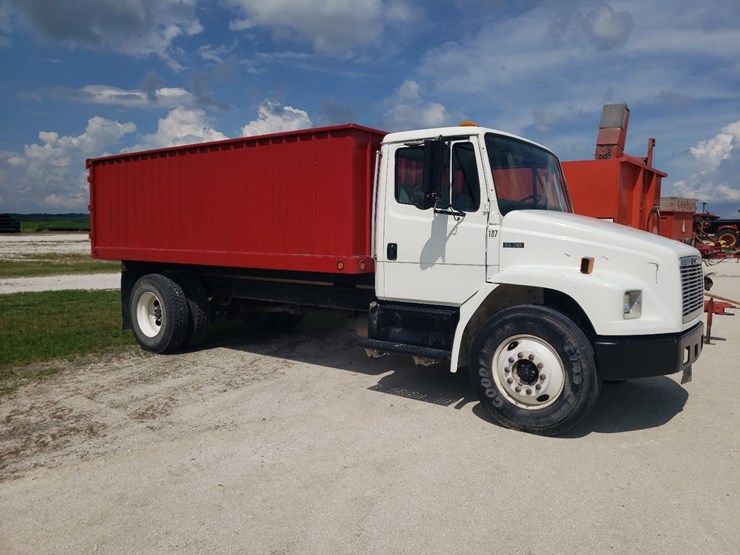 2002-freightliner-fl70-image-1