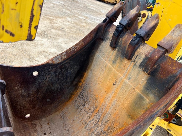 2011-new-holland-b95b-image-36