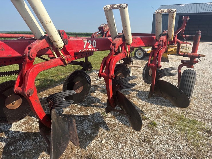 6x18-ih-720-on-land-plow-image-6