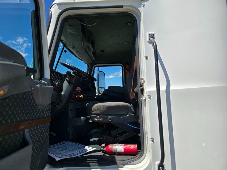#16603-•-2016-mack-cxu613-day-cab-image-55