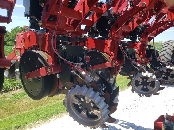 2023-case-2140-12/23-pivot-planter-image-15