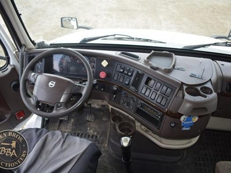 2014-volvo-vnl64t670-image-75