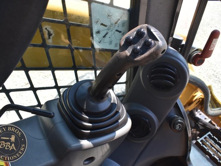 2015-caterpillar-272d2-image-38