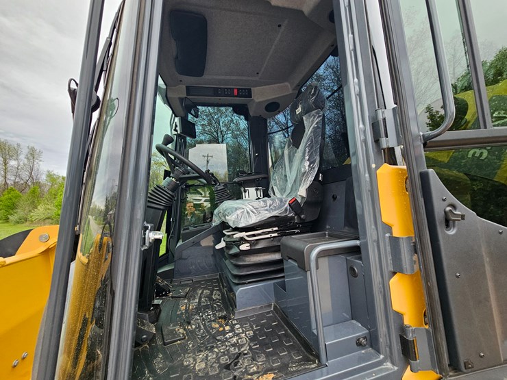 #17574-•-2024-deere-324-wheel-loader-image-49