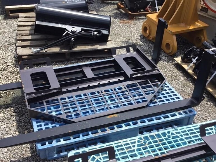 new-giyi-skid-steer-fork-attachment-image-2