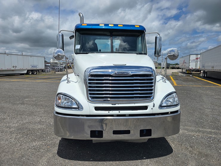 2020-freightliner-columbia-120-image-38