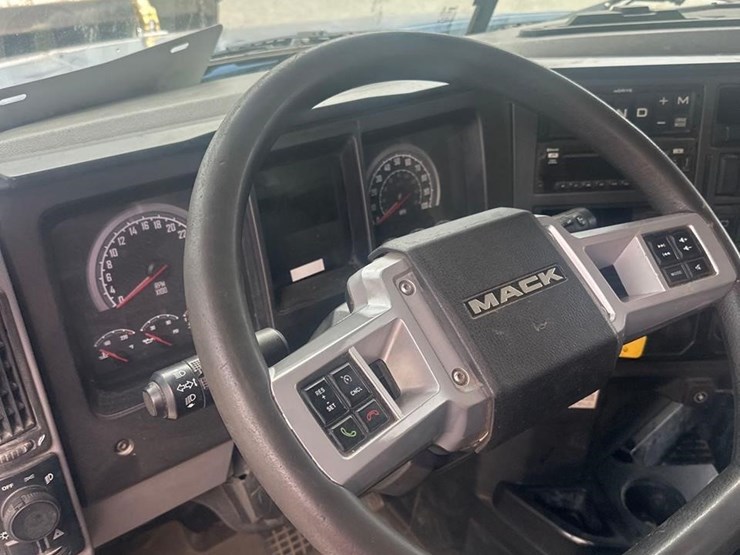 2021-mack-granite-64fr-image-13