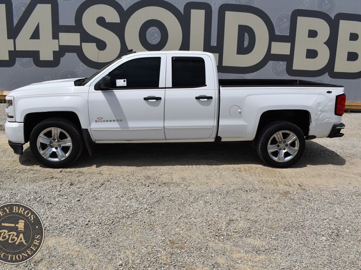 2017-chevrolet-silverado-1500-image-2