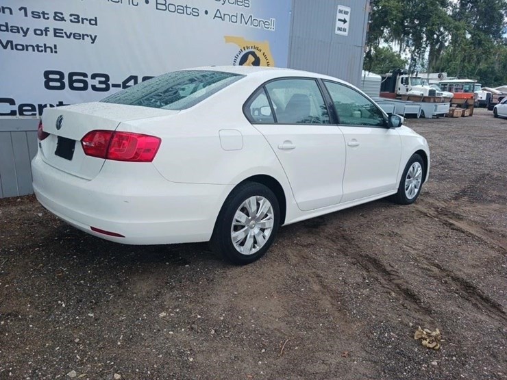 2012-volkswage-jetta-runs/moves-se-image-8