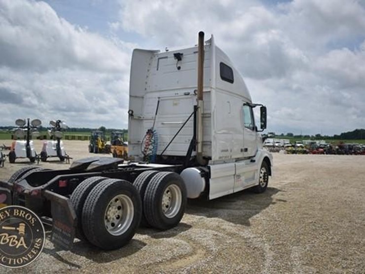 2014-volvo-vnl64t670-image-7